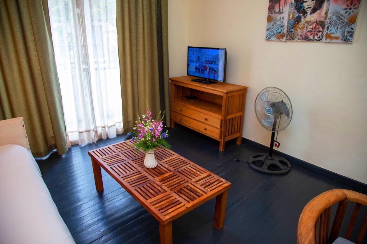 Hotel La Villette Antananarivo Bagian luar foto